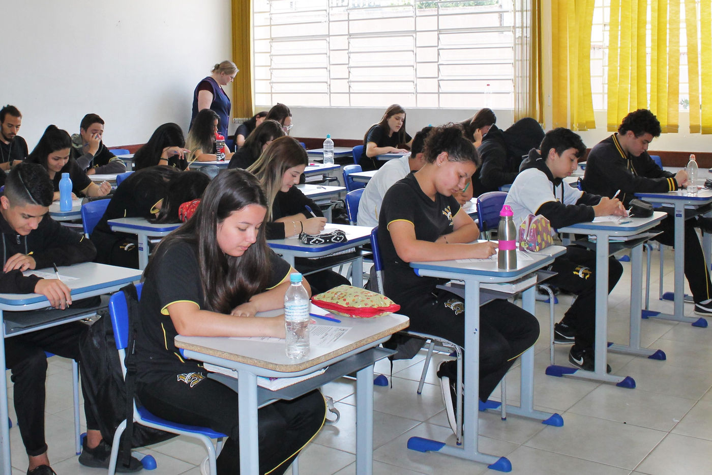 Foto Seed - estudantes em sala de aula