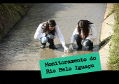 foto alunos coletando amostras rio belo iguaçu
