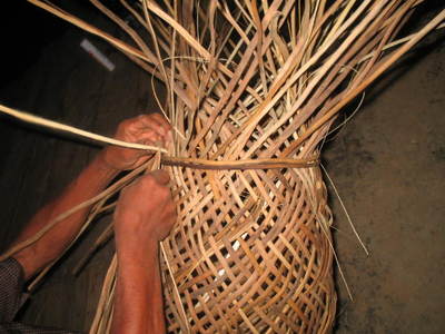 Foto mostra a construo do Tipit, instrumento utilizado para produo de farinha de mandioca.<br /><br />
Foto: Clemilda Santiago Neto