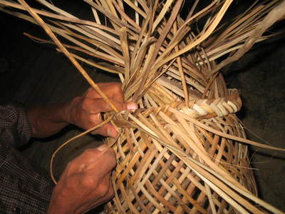 Foto mostra a construo do Tipit, instrumento utilizado para produo de farinha de mandioca.<br /><br />
Foto: Clemilda Santiago Neto