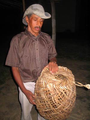 Foto mostra a construo do Tipit, instrumento utilizado para produo de farinha de mandioca.<br /><br />
Foto: Clemilda Santiago Neto