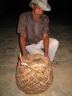 Foto mostra a construo do Tipit, instrumento utilizado para produo de farinha de mandioca.<br /><br />
Foto: Clemilda Santiago Neto