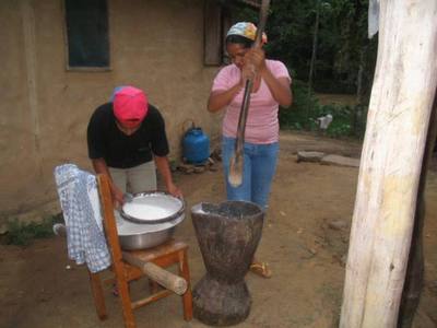 Foto mostra a produo do cuscuz de arroz na comunidade quilombola Joo Sur. <br /><br />
Foto: Clemilda Santiago Neto