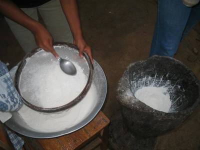 Foto mostra a produo do cuscuz de arroz na comunidade quilombola Joo Sur. <br /><br />
Foto: Clemilda Santiago Neto