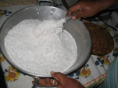 Foto mostra a produo do cuscuz de arroz na comunidade quilombola Joo Sur. <br /><br />
Foto: Clemilda Santiago Neto