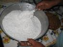 Foto mostra a produo do cuscuz de arroz na comunidade quilombola Joo Sur. <br /><br /> Foto: Clemilda Santiago Neto