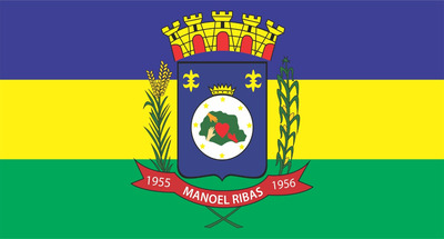 Bandeira do municpio de Manoel Ribas-PR. A bandeira foi criada em 1.977 e alterada em 1983, sob lei n 08/83.
 representada por um retngulo de 14 mdulos de altura e 20 mdulos de comprimento.
O campo retangular da bandeira divide-se em trs faixas distintas e larguras iguais em sentido horizontal, em azul, amarelo e verde, tendo no centro o Braso do Municpio.
A faixa em azul  o smbolo da justia, nobreza, perseverana, zelo e lealdade. A faixa amarela no centro do retngulo representa a glria, esplendor, riqueza, grandeza e soberania. A faixa verde representa a abundancia, a alegria, a civilidade e a esperana.