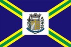 A Bandeira Municipal de Contenda  definida pelo Artigo 6. da Lei Municipal n. 189/1970, e  dividida em quartis de azul, constitudos por quatro faixas amarelas carregadas de sobre-faixas verdes, dispostas duas a duas em banda e em barra e que partem dos vrtices de um retngulo branco central onde  aplicado o Braso Municipal.O estilo da Bandeira Municipal de Contenda, obedece  tradio herldica portuguesa, da qual o Brasil herdou os cnones e regras, e entre os seus diversos estilos (oitavado, sextavado, esquartelado ou terciado), foi escolhido o esquartelado, isto , o constitudo por faixas que unem os cantos da bandeira e se entrecruzam ao centro, em cuja intercesso  aplicado o retngulo reservado para o braso.O Braso ao centro da bandeira simboliza o governo municipal e o retngulo onde aquele  aplicado, representa a prpria cidade, sede do municpio. As faixas simbolizam o poder municipal que se expande a todos os quadrantes do territrio e os quartis assim constitudos, representam as propriedades rurais existentes no territrio municipal.