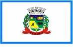 Atravs da Lei n 445/86, de 05/05/86, a Bandeira do Municpio de Prola foi idealizada em concurso pblico, promovido e patrocinado pela Prefeitura Municipal desta comunidade, tendo como ganhadora a Sr. Deolinda Cornicelli Buosi. Foi aprovada pela Comisso Nacional de Moral e Civismo (MEC)- parecer AS n 07/79, de 10/07/1979, e da coordenao de Educao Moral e Cvica do Paran  COMOCI-PR.