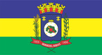 Bandeira do municpio de Manoel Ribas-PR. A bandeira foi criada em 1.977 e alterada em 1983, sob lei n 08/83.  representada por um retngulo de 14 mdulos de altura e 20 mdulos de comprimento. O campo retangular da bandeira divide-se em trs faixas distintas e larguras iguais em sentido horizontal, em azul, amarelo e verde, tendo no centro o Braso do Municpio. A faixa em azul  o smbolo da justia, nobreza, perseverana, zelo e lealdade. A faixa amarela no centro do retngulo representa a glria, esplendor, riqueza, grandeza e soberania. A faixa verde representa a abundancia, a alegria, a civilidade e a esperana.