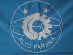 "Quando escolhi o azul celeste como cor principal da bandeira, tive em mente que desde os primrdios de nossa civilizao o homem buscou a Deus em sua imaginao e ao faz-lo procurou no azul do firmamento, da o motivo de a cor Azul Celeste representar em nossa bandeira Deus soberano e todo poderoso. A cor branca representar a paz, a pureza e os bons propsitos do nosso povo ao contribuir e construir esta cidade. O crculo central da bandeira representar o povo, a comunidade unida no af do progresso, mais ao centro um gro de caf representando sua maior produo agrcola. Cravejada na parte superior do crculo duas estrelinhas representando os distritos de Maristela e Santa Maria; na parte inferior do crculo as palavras ALTO PARAN nome subtraido a regio do grande Rio Paran que une trs povos irmos da Amrica do Sul, regio onde floresceu adiantada civilizao jesuta e cujo futuro est fadado a ser um dos mais prsperos do Pas. Em cima do gro de caf novo crculo representando meia parte de uma serra destopadeira, simbolizando a indstria madeireira que por muitos anos alimentou o povoado nascente. A outra metade do crculo  formado pela roda do progresso significando o seu progresso contnuo. Ainda ao centro novo crculo de influncia hippie, cujo significado  Paz e Amor, tendo ao centro um Trduo representando os trs poderes constitudos da Comarca. Finalmente ao centro a esquerda a meia lua crescente simbolizando seu desenvolvimento crescente". (Prefeito Walcyr G. Gomes, 1972)