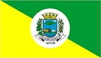 O Brasão ao centro da Bandeira simboliza o governo municipal e o circulo onde é aplicado representa a própria cidade sede do Município.