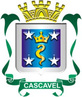 ARMAS DE CASCAVEL, escudo moderno de bleu, encimado por coroa mural de quatro torres ameadas e sua porta cada uma, privativa das municipalidades, listl, fito. DESCRIO DO ESCUDO, em abismo, Cascavel de Ouro encimado por coroa tambm de ouro, acompanhados de duas estrelas em pala de cada lado. Bordadura de prata. LITERATURA DE ESCUDO, o bleu fala da justia e vigilncia com que os poderes Constitudos de Cascavel olham por seus interesses, de cidade que cresce pelo trabalho e nobreza de sua gente. A Cascavel se constitui na arma falante da cidade e Municpio e  de ouro, porque suas caractersticas so as de uma cidade rica, generosa e de uma economia slida. A Coroa de ouro lembra o orago da cidade, Nossa Senhora Aparecida, Santa que protege a religiosidade e prosperidade da gente de Cascavel. As quatro estrelas de prata falam da paz, pureza, integridade e brandura em que os homens de Cascavel vo desenvolvendo suas atividades, sempre seguros e firmes nas possibilidades que a cidade lhes oferece. A bordadura do escudo lembra os rios Piquiri de Iguau, cujas guas fertilizam as terras do Municpio, proporcionando frteis colheitas. O fito de snople fala que as terras de Cascavel, possibilitando vrias espcies de semeaduras, proporcionam abundncias de colheitas. A palavra Cascavel que aparece com o dstico em seu fito lembra que no Municpio, todos se unem em torno do bem estar comum, que  o progresso da cidade